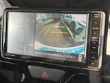 駐車時の安全性を高めるバックモニター。ガイドライン表示で、狭い場所でもスムーズな駐車をサポートします。運転に自信がない方にも。