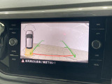 ギアをリバースに入れると車両後方の映像を映し出します。画面にはガイドラインが表示され、車庫入れや縦列駐車などの際に安全確認をサポートします。