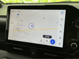 見やすい地図表示で、目的地までの道順をスムーズに案内。運転に集中できる、安心のカーナビゲーションです。