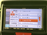 お気に入りの音楽を車内で手軽に楽しめます。ラジオやCD、USBなど、様々なソースに対応。ドライブのお供に最適なオーディオシステムです。