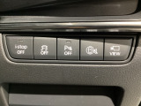 運転席脇のクラスタースイッチ部分にはカメラ切り替えスイッチ、パーキングセンサー、その他走行系スイッチを集中配置しております。