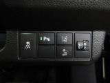 パーキングセンサーや横滑りを防ぐVSA等のスイッチ類は運転席の右側、手の届きやすい位置にあります。
