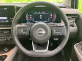 握りやすいステアリングは、長時間の運転でも疲れにくい設計。操作性も高く、快適なドライビングをサポートします。