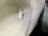 助手席シート背面にお買い物フックが付いています。