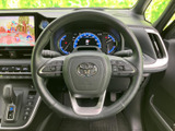握りやすいステアリングは、運転操作をスムーズにします。オーディオや通話機能など、便利なスイッチ類も装備。快適な運転体験をサポートします。