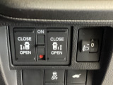 両側電動スライドドアは運転席から操作ができるよう、操作スイッチが付いています。その下にはヘットライトリベライザーのスイッチがついています。道路状況や積荷の加重に応じてライトの高さを調節できます。
