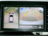 リバースにシフトするとまるで上空から見下ろしているような感じにナビゲーション画面に映し出します