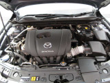 「SKYACTIV-G(ガソリン)」は、規格外の高圧縮を実現し、世界のエンジン技術者に驚きを与えました。さらに、それを維持したままノッキングの発生を抑え、熱効率を向上、走りにも寄与したエンジンです。