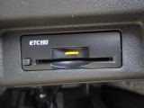 ETC付。高速道路の料金所はキャッシュレスで通過です。サービスエリア等にあるスマートインターの出入りも利用可能でとっても便利。ご納車後すぐにお使い頂けるようセットアップしてのお渡しとなります。