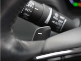 ◆減速セレクター装備◆ステアリングホイールの左右に取り付けられた2つのパドルスイッチで減速の強さを調整。 左側の「-」を操作すると減速を強く、右側の「+」を操作すると減速を弱くすることができます。