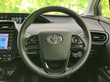 握りやすいステアリングは、運転操作をスムーズにします。オーディオスイッチなど、便利な機能も搭載されています。