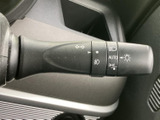 操作しやすいウインカーレバーで、安全な車線変更をサポート。スムーズな操作で、周囲に意思表示をしっかり行いましょう。
