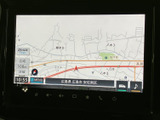 見やすい地図画面で、目的地までのルートをスムーズに検索。渋滞情報も確認でき、効率的な移動をサポートします。安全運転に貢献する頼れる相棒です。