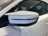 BMWのミラーは車種によって異なりますがレーンチェンジウォーニングが装備されております。詳しくは当店スタッフまでお問い合わせくださいませ。