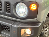 【LEDヘッドライト】悪天候や夜間走行時も良好な視界を確保し安心して運転できる高輝度LEDヘッドライトを装備!点灯速度が早く、消費電力も抑えられています。