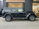 台形ホイールアーチはJeep伝統のデザインです。採用している理由は諸説ありますが、オフロードを走行する際にタイヤとボディが干渉しあわないよう配慮した作りにするためとなります。