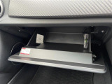 【グローブボックス】大容量のグローブボックスです!!車検証ケース他、日頃使う小物類の収納スペースもたくさんあります!