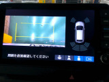 バックカメラの画像です。ガイドラインがスムースな車庫入れをサポートいたします。車庫入れの安心感がアップしますね。