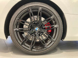 BMWの純正アロイホイールは軽量かつ強度にも優れているホイールで走行性能を引き上げる設計になっております。足元にもBMWは妥協がなくこだわっている個所になります。