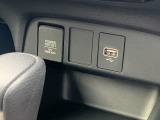USBジャック搭載しております。純正ナビと連動しているため、接続機器の充電をするとともに音楽再生も可能です!お気に入りのプレイリストを再生して楽しくドライブできますよ!