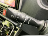 雨天時の視界を確保し、安全な運転をサポート。操作も簡単で、状況に応じて適切なワイパー作動を選択できます。