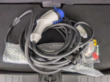 自宅や外出先の普通充電設備(200V)に接続して車載バッテリーへの充電が行える純正の充電ケーブルです。ラゲッジスペース下などに収納可能です。