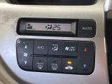【オートエアコン】一度お好みの温度に設定すれば、車内の温度を検知し風量や温度を自動で調整。暑い&hellip;寒い&hellip;と何度もスイッチ操作をする必要はありません。快適な車内空間には必須の機能ですね♪