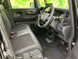 開放感のある室内空間が魅力。運転席からの視界も広く、運転しやすい環境です。快適なドライブをお楽しみください。