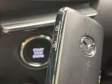 【アドバンストキー】カバンやポケットに入れたままでもドアの施錠・解錠が可能なスマートキーを装備。エンジンのオン・オフ時もカギを取り出す必要が無いからとっても便利です♪