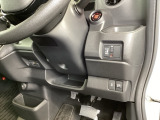 左側に高速で便利なETCがあり、また、便利な電動スライドドア、横滑りを防ぐVSAなどのスイッチは、運転席の右側、手の届きやすい位置にあります。
