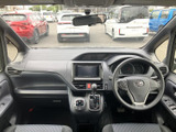 ドライバーシートからの視界は広く、運転に集中できます。落ち着いた色合いのインパネが、上質な空間を演出。快適なドライブをお楽しみください。