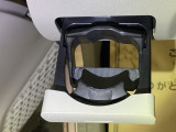 【ドリンクホルダー】二人のちょうど中間に位置する、使い勝手の良いスポット。パッと手に取れる位置にあるから、運転を邪魔せず水分補給ができます。
