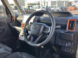 運転席からの視界は良好で、運転操作もスムーズに行えます。シートの形状も工夫されており、長時間のドライブでも疲れにくいでしょう。