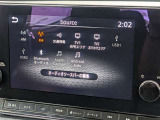 地上デジタルTV、Bluetooth、Apple CarPlay、Android Autoなど多彩なメディアに対応したソース選択画面です。タッチ操作で直感的に切り替えが可能です。