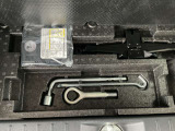 ラゲッジルーム下にエアポンプ・パンク修理剤・車載工具などがあります。