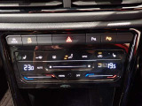 2ゾーンフルオートエアコンを装備。運転席と助手席、それぞれ独立して温度の設定ができます。