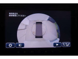 ★クルマの真上にカメラがあるような映像をモニター画面に表示します。クルマの周囲の状況を一目で把握できるので、駐車などの時に大きな助けになります。