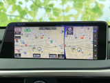 鮮明な地図表示で、道に迷う心配はありません。リアルタイムな交通情報も確認でき、スムーズなルート案内を実現します。
