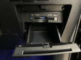 高速道路で便利な【ETC2.0】を装備しています。光ビーコン搭載で渋滞情報などナビゲーションと連動することで機能も充実いたします。他、観光施設に立ち寄るための高速料金割引サービス等もございます。