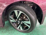 タイヤサイズは165/55R15 純正アルミホイールが足元をかっこよく引き締めます