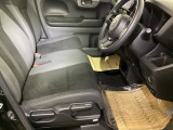 【ベンチシート】運転席と助手席の移動もスムーズ!狭い駐車場での乗り降りや、お子様の乗り降りにも便利です。座席の間にコンソールボックスやドリンクホルダーがないため、車内空間が広く感じます。