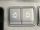 【両側パワースライドドア】スマートキーや運転席のスイッチで後席両側スライドドアの開閉が可能♪電動だから力を入れてドアを開ける必要が無く、小さなお子様でも簡単に開け閉めでき快適です♪