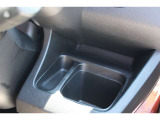 運転席側ドリンクホルダーです。小物トレーもあるのでちょっとした物置にも便利です。