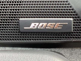BOSEサウンドシステムを搭載。「良い音を出す」ではなく、その車種のごとに特徴を計算(車種専用設計)し、「反響音」を作り出すことによってどの座席でも自分中心で音が聴こえ、「心地よい空間」を作り出します。