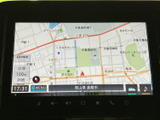 高精細な画面で、スムーズなナビゲーションをサポート。快適なドライブをサポートする頼もしいパートナーです。目的地設定も簡単に行えます。
