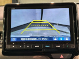 リバースギアに入れるだけで後方の表示へ切り替わります。夜間や雨の日の駐車も楽になりますよ。