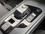 電動ブレーキ&オートホールドでブレーキ力を自動でキープ信号待ちなどの停車時に、ブレーキペダルを踏み続けていなくても自動的にブレーキ力がキープ。ペダルを踏み続けることによる足の疲れを緩和します。