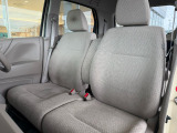 足元もゆったりで長時間の運転も疲れにくいフロントシートです。