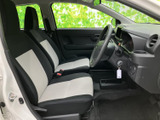 運転席からの視界は広く、運転操作もスムーズに行えます。シートの形状も工夫されており、長時間のドライブでも疲れにくい設計です。