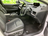 広々とした室内空間は、ドライバーの視界を確保し、快適な運転をサポートします。上質な素材が、上質な空間を演出します。